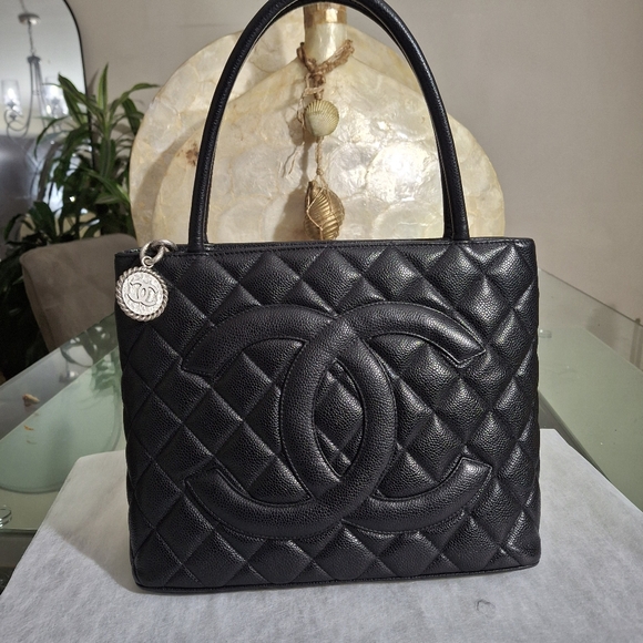 Chanel Black Quilted Shoulder Bag with Iconic CC Logo - Picture 7 of 8